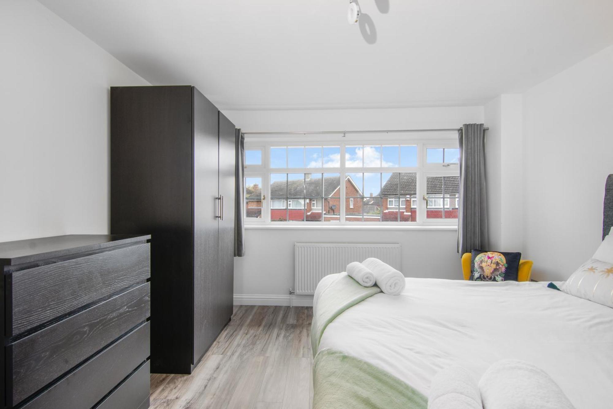 Onsitestays - Spacious 3 Bed House With Garden, Wifi & 4 Plus Parking Gravesend Extérieur photo