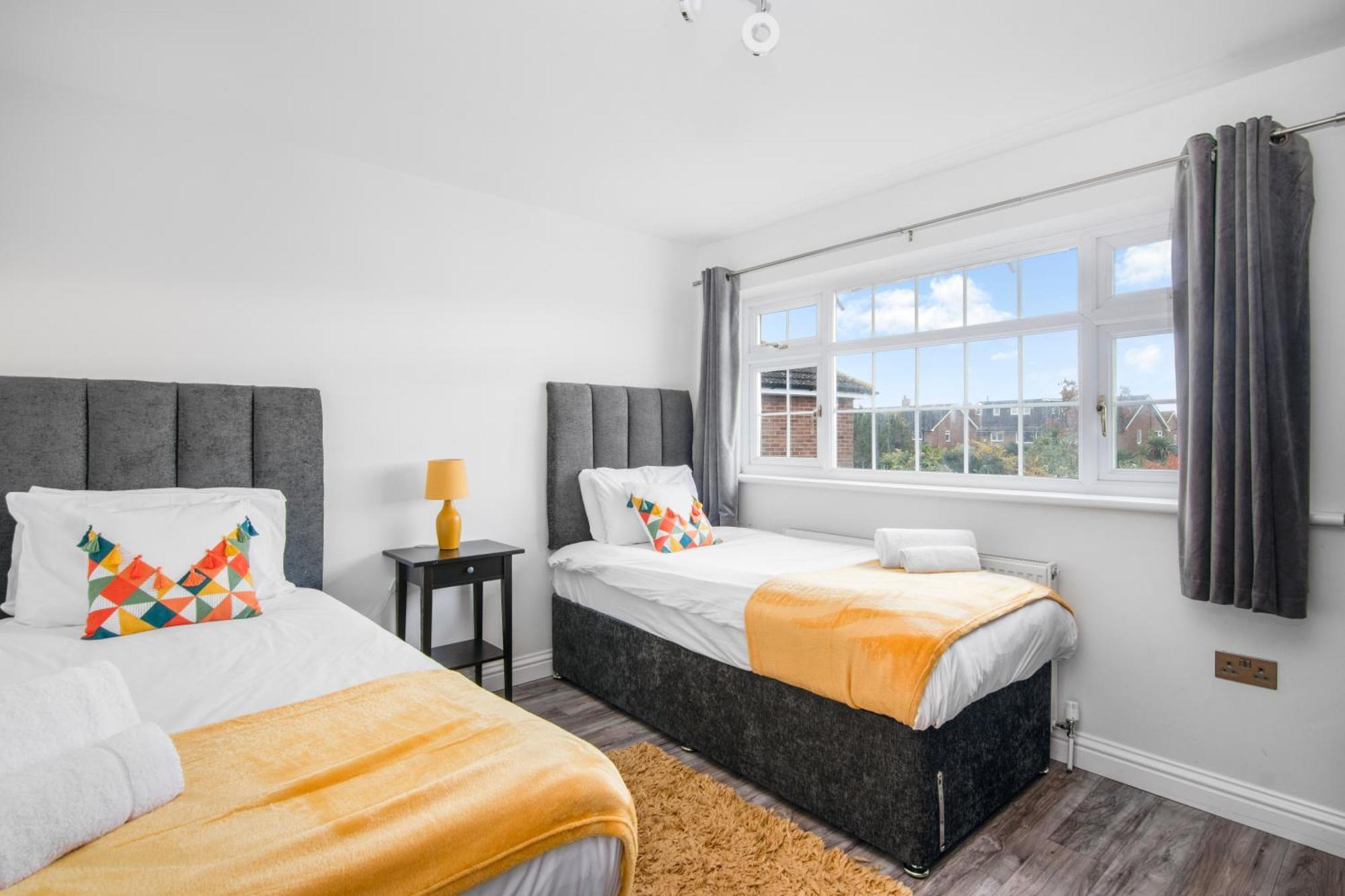 Onsitestays - Spacious 3 Bed House With Garden, Wifi & 4 Plus Parking Gravesend Extérieur photo